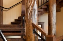 Классическое оформление деревянной лестницы