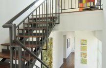 Легкий дизайн помещения и классическая лестница.