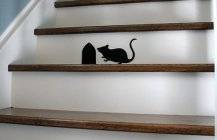 Лестница с украшением норка для мыши
